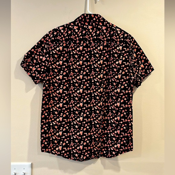 🔥Guess Shirt🔥 - Picture 2 of 5